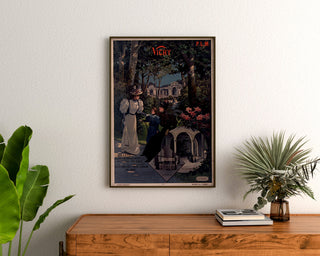 Vintage toeristische affiche – Vichy, PLM, ingelijst boven een houten dressoir, tussen planten.