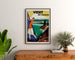 Vintage toeristische poster – Vichy, bronnen en toerisme, ingelijst boven een houten dressoir, tussen planten.