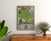 Vintage toeristische poster – Waterland, elektrische tram, ingelijst boven een houten dressoir tussen planten.