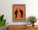 Vintageposter A Brace of Partridges, Strand Theatre, ingelijst boven een houten dressoir, tussen planten.