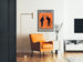 Vintageposter A Brace of Partridges, Strand Theatre, ingelijst in een woonkamer met een oranje fauteuil en een vloerlamp.