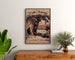 Vintage poster Aix-les-Bains, Grotte de Lamartine, ingelijst boven een houten dressoir tussen kamerplanten.