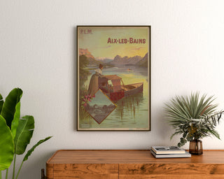Vintage poster Aix-les-Bains, PLM, ingelijst boven een houten dressoir tussen kamerplanten.