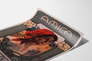 Vintageposter Amica, opera, gepresenteerd op een licht gebogen vel, in perspectief gezien.