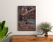 Vintage poster Arcachon, winterresort, ingelijst boven een houten dressoir, tussen planten.