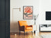 Vintage poster Beef Chocolat, chocolaterie de la Drôme, ingelijst in een woonkamer met een oranje fauteuil en een staande lamp.