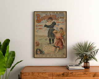 Vintage poster Boulogne-sur-Mer, 24 express, ingelijst boven een houten dressoir, tussen planten.