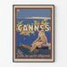Vintageposter Cannes, Les Sports Élégants, in een slank lijstje aan een lichte muur.