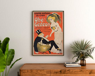 Vintage poster Casino Kursaal, Ohé Gédéon, ingekaderd boven een houten dressoir, tussen planten.