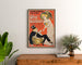 Vintage poster Casino Kursaal, Ohé Gédéon, ingekaderd boven een houten dressoir, tussen planten.