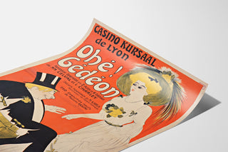Vintage poster Casino Kursaal, Ohé Gédéon, gepresenteerd op een gebogen vel, perspectiefzicht.
