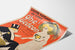 Vintage poster Casino Kursaal, Ohé Gédéon, gepresenteerd op een gebogen vel, perspectiefzicht.