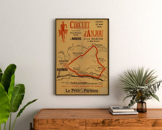 Vintageposter Circuit d’Anjou, wandelen, ingelijst boven een houten dressoir tussen planten.