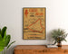 Vintageposter Circuit d’Anjou, wandelen, ingelijst boven een houten dressoir tussen planten.