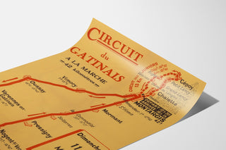 Vintage poster Circuit du Gâtinais, wandelen, gepresenteerd op een gebogen vel, schuin gefotografeerd.