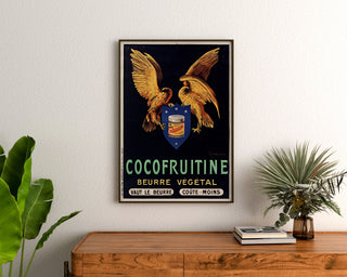 Vintageposter Cocofruitine, plantaardige boter, ingelijst boven een houten dressoir, tussen planten.