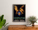 Vintageposter Cocofruitine, plantaardige boter, ingelijst boven een houten dressoir, tussen planten.