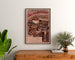 Vintage poster Dauphiné, excursies PLM, ingelijst boven een houten ladekast, tussen planten.