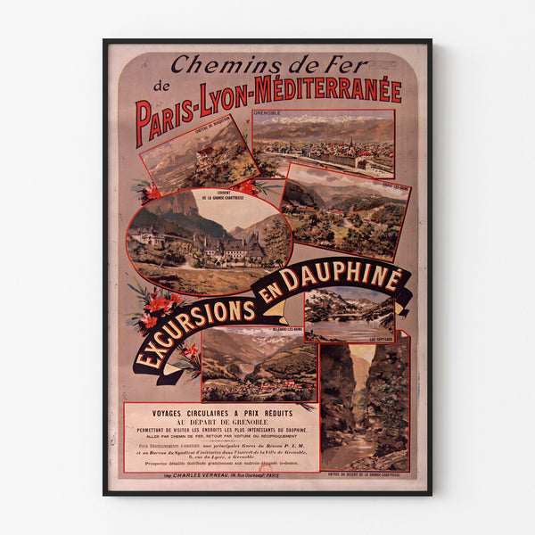 Vintage poster Dauphiné, excursies PLM, gepresenteerd in een smal lijstje aan een lichte muur.