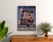 Vintage poster Épicerie Lefèvre, koffie en chocolade, ingelijst boven een houten dressoir, tussen planten.