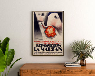 Vintage affiche Exposition Achille Mauzan, ingelijst boven een houten dressoir, tussen planten.