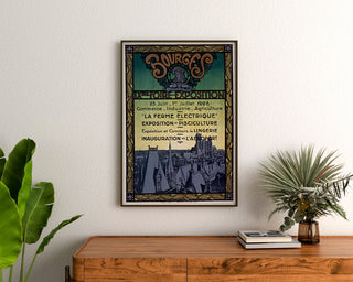 Vintage poster Foire-exposition de Bourges, ingelijst boven een houten dressoir tussen planten.