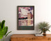 Vintageposter Font-Romeu, wintersport, ingelijst boven een houten ladekast tussen planten.