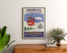 Vintageposter Gourette, télévoiture, ingelijst boven een houten ladekast tussen planten.