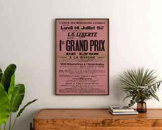 Vintage poster Grand Prix de Lyon, marche, ingekaderd boven een houten dressoir, tussen planten.