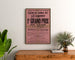 Vintage poster Grand Prix de Lyon, marche, ingekaderd boven een houten dressoir, tussen planten.