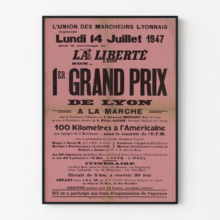 Vintage poster Grand Prix de Lyon, marche, gepresenteerd in een smal lijstje aan een lichte muur.