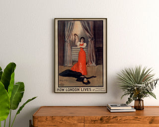 Vintageposter How London Lives, Surrey Theatre, ingelijst boven een houten dressoir, tussen planten.