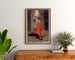 Vintageposter How London Lives, Surrey Theatre, ingelijst boven een houten dressoir, tussen planten.