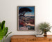 Vintage poster Hyères, ingelijst boven een houten dressoir, tussen planten.