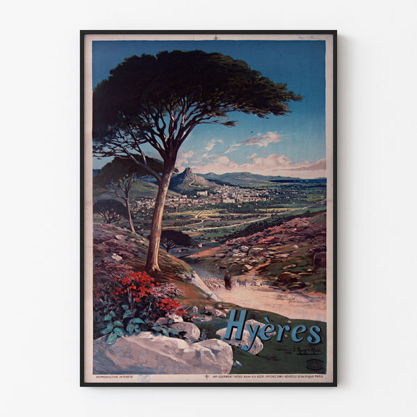 Vintage poster Hyères, gepresenteerd in een smal kader aan een lichte muur.