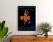 Vintage affiche La Revue illustrée, ingelijst boven een houten dressoir, tussen planten.