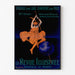 Vintage affiche La Revue illustrée, gepresenteerd in een smal frame aan een lichte muur.