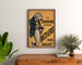 Vintage poster La Sardine française, Béziers, ingelijst boven een houten ladekast, tussen planten.