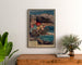 Vintage affiche La Turbie, spoorwegen PLM, ingelijst boven een houten dressoir, tussen planten.