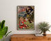 Vintageposter Laiterie de l’Isle Briant, Angers, ingelijst boven een houten dressoir tussen planten.