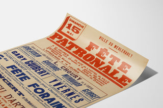 Vintage poster Le Merlerault, dorpsfeest, gepresenteerd op een gebogen vel, perspectiefweergave.