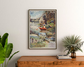 Vintage poster Les Brenets — PLM, zoutbaden in Besançon, ingelijst boven een houten ladekast, tussen planten.
