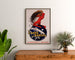 Vintage affiche Les Cafés du Brésil, ingelijst boven een houten dressoir, tussen planten.