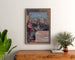 Vintage poster Lourdes, badplaatsen, ingekaderd boven een houten dressoir, tussen planten.
