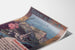 Vintage poster Lourdes, badplaatsen, gepresenteerd op een gebogen vel, perspectiefzicht.