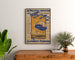 Vintage poster Meeting d’aviation, Clermont-Ferrand, ingelijst boven een houten dressoir, tussen planten.
