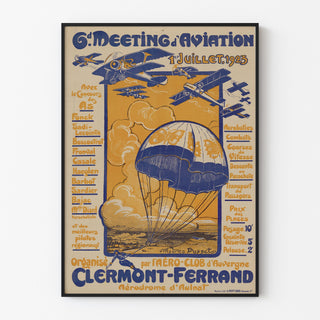 Vintage poster Meeting d’aviation, Clermont-Ferrand, getoond in een smal lijstje tegen een lichte muur.
