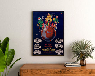 Vintage poster Monet & Goyon, machines, ingelijst boven een houten dressoir tussen kamerplanten.