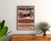 Vintage poster Mont-de-Marsan, feesten en wedstrijden, ingelijst boven een houten ladekast, tussen planten.