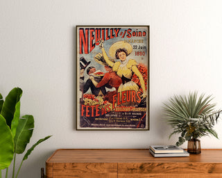 Vintage poster Neuilly, bloemenspektakel, 1890, ingelijst boven een houten dressoir, tussen planten.